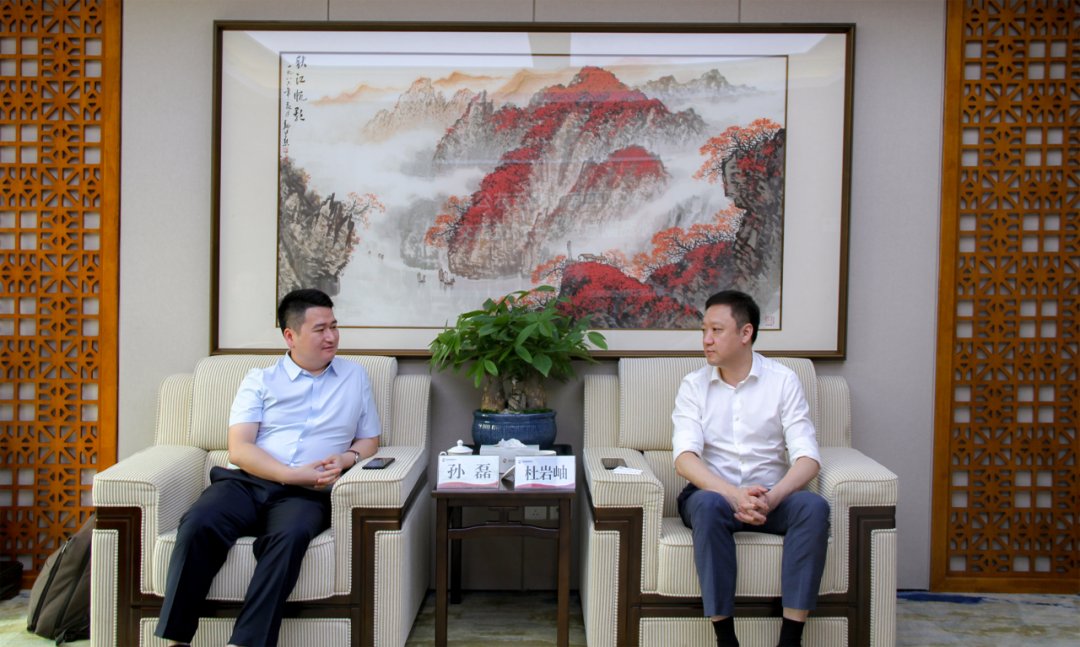 西安投資控股黨委書記、董事長(zhǎng)杜巖岫會(huì)見西南證券江蘇分公司副總經(jīng)理一行