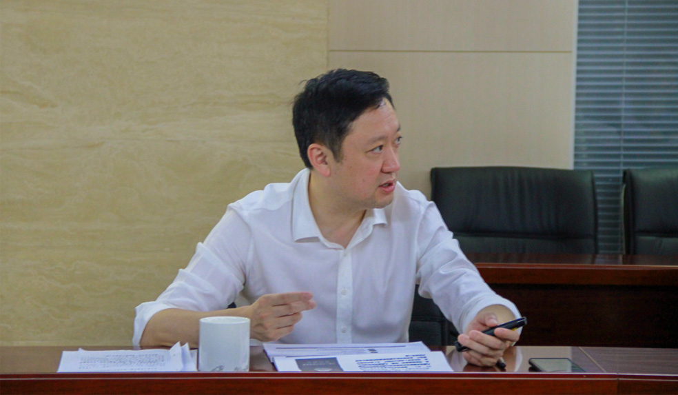 杜巖岫同志參加支部活動，為黨員講授黨課